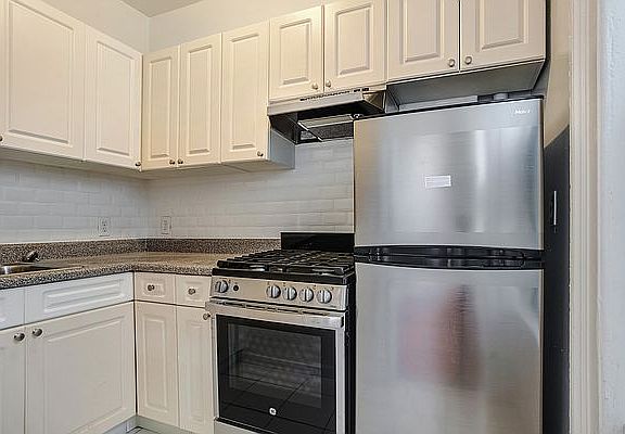 4th image of 1109 Lexington Ave APT 3