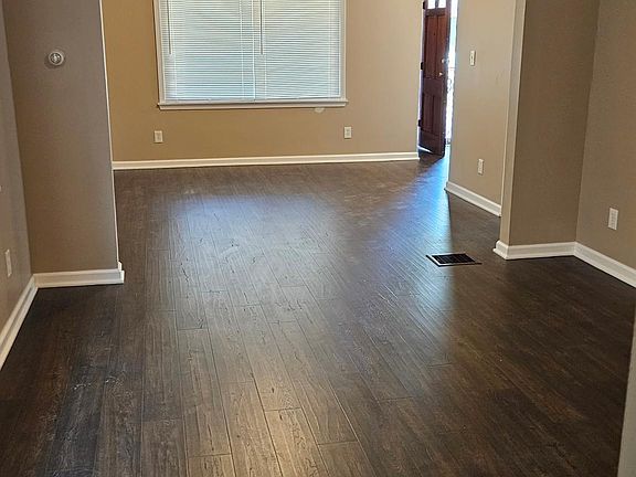 4th image of 228 Hamburg St #2