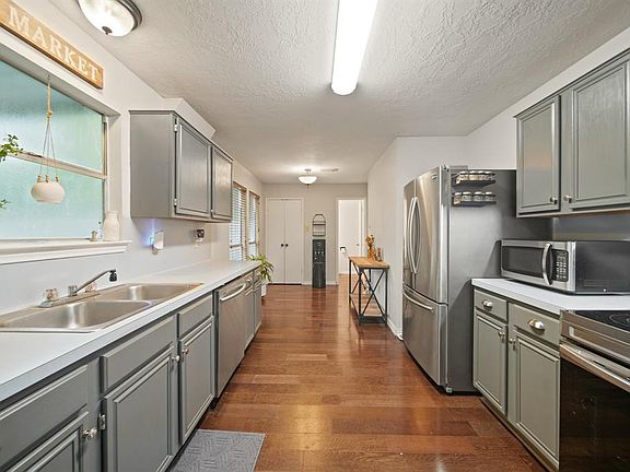 5th image of 1406 Bayou Glen Drive
