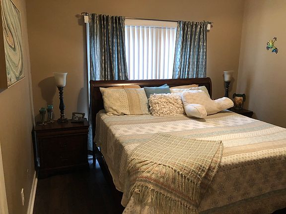 2nd Bedroom w/ king bed