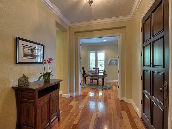 3rd image of 137 Regent Dr