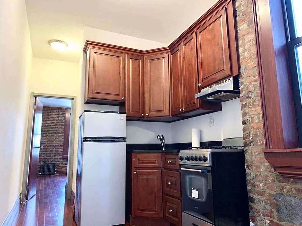 2nd image of 235 W 15th St APT 4
