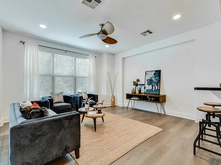 2608 E 6th St #8 — Photo 4