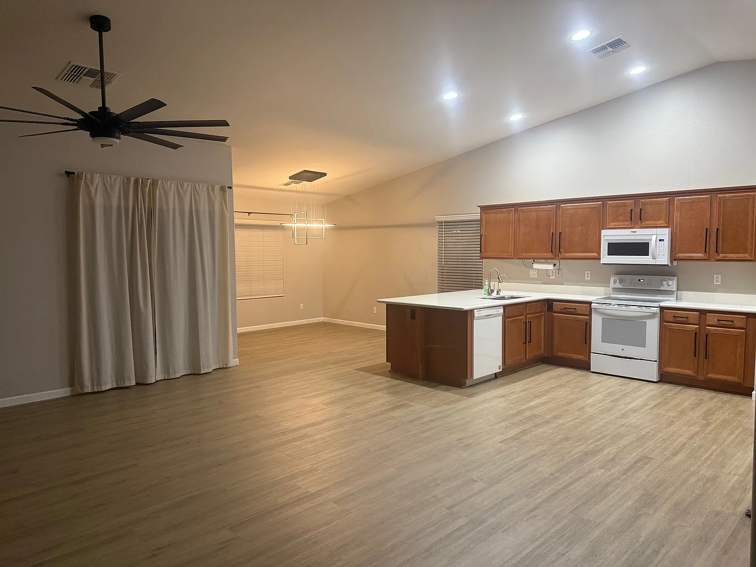 3 bed, 2.0 bath, 1559 sqft, $2,250 — Photo 2