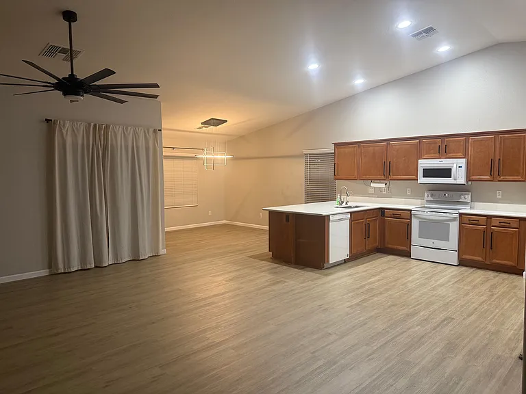 2724 S Chaparral Rd — Photo 2
