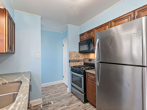 4th image of 426 Greentree Ln