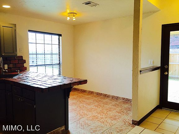 5th image of 617 SW 151st St