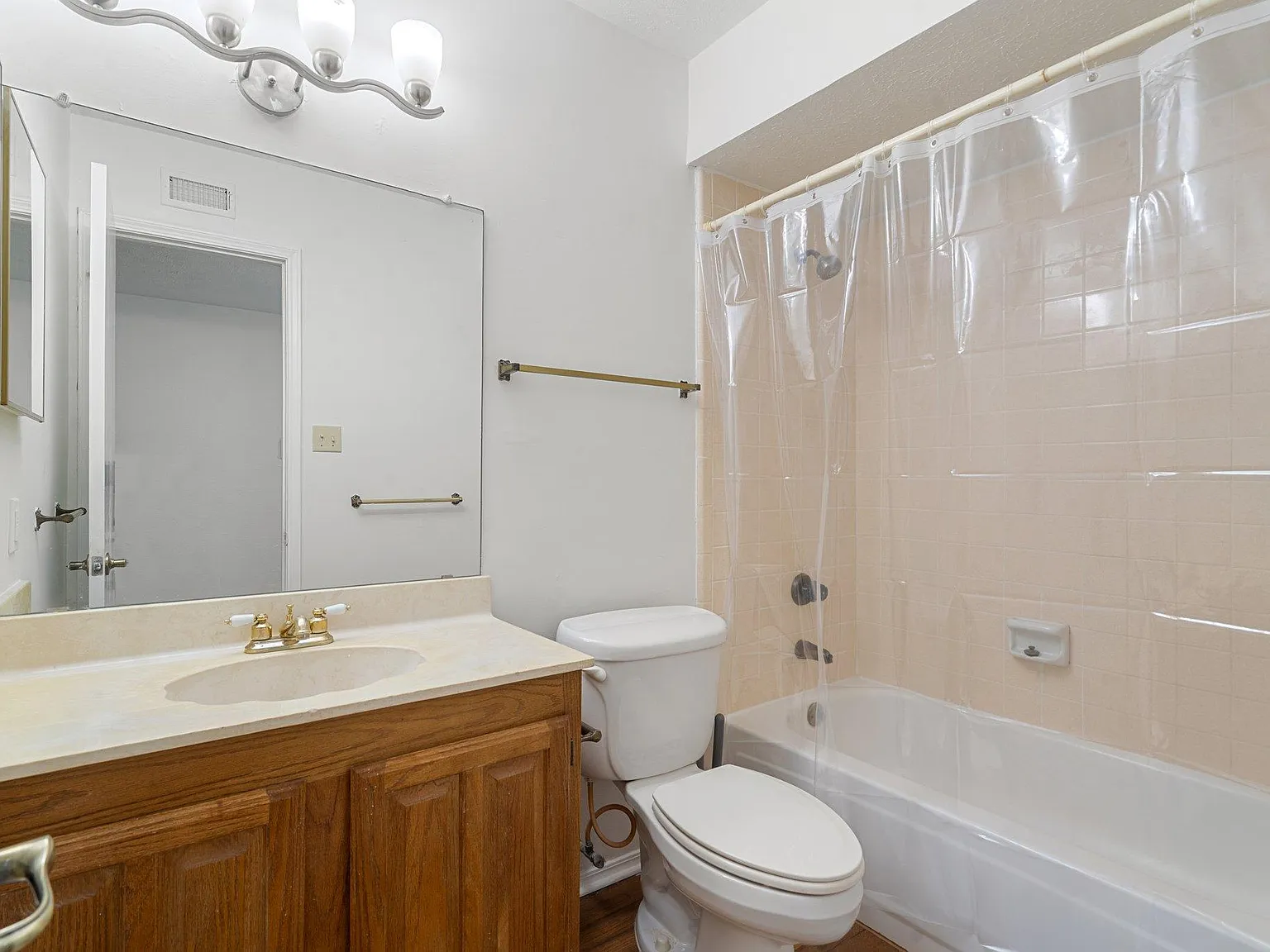 4 bed, 2.5 bath, 2000 sqft, $841 — Photo 2