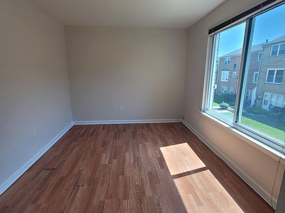 5th image of 1833 Addison Rd S
