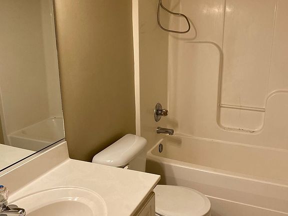 5th image of 221 Brook Ct