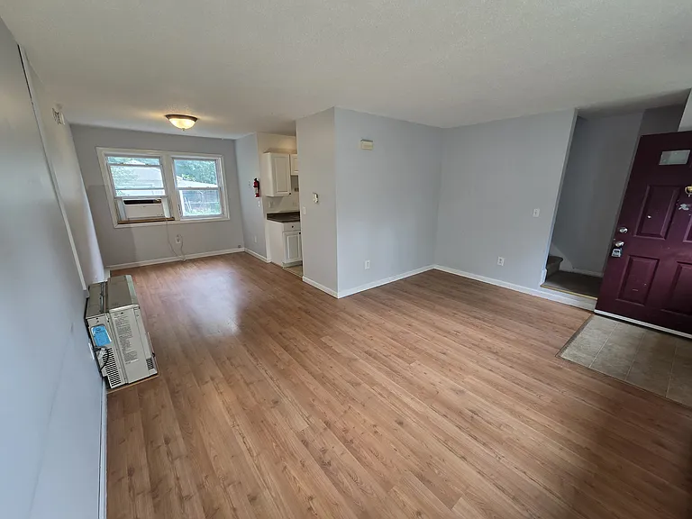 152 Cottage Grv #B — Photo 3