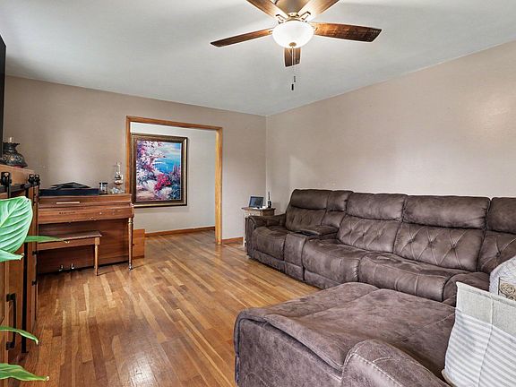 4th image of 237 Elm St