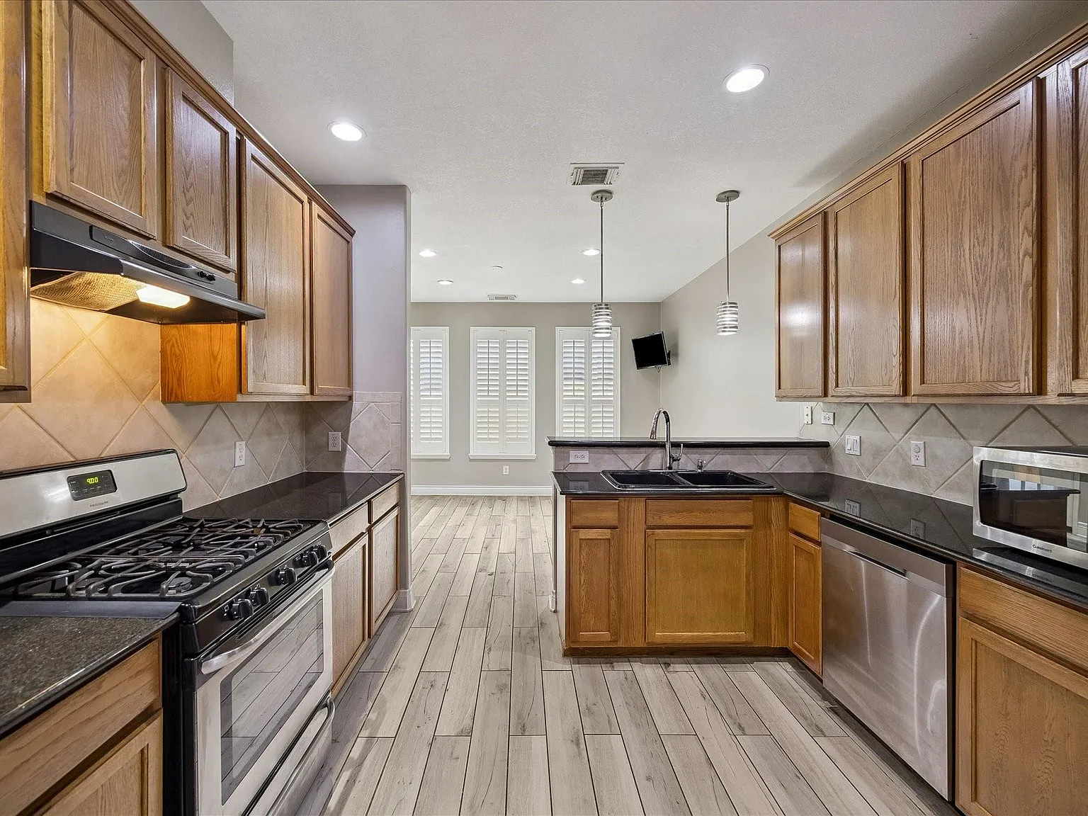 3 bed, 2.5 bath, 1741 sqft, $2,100 — Photo 4