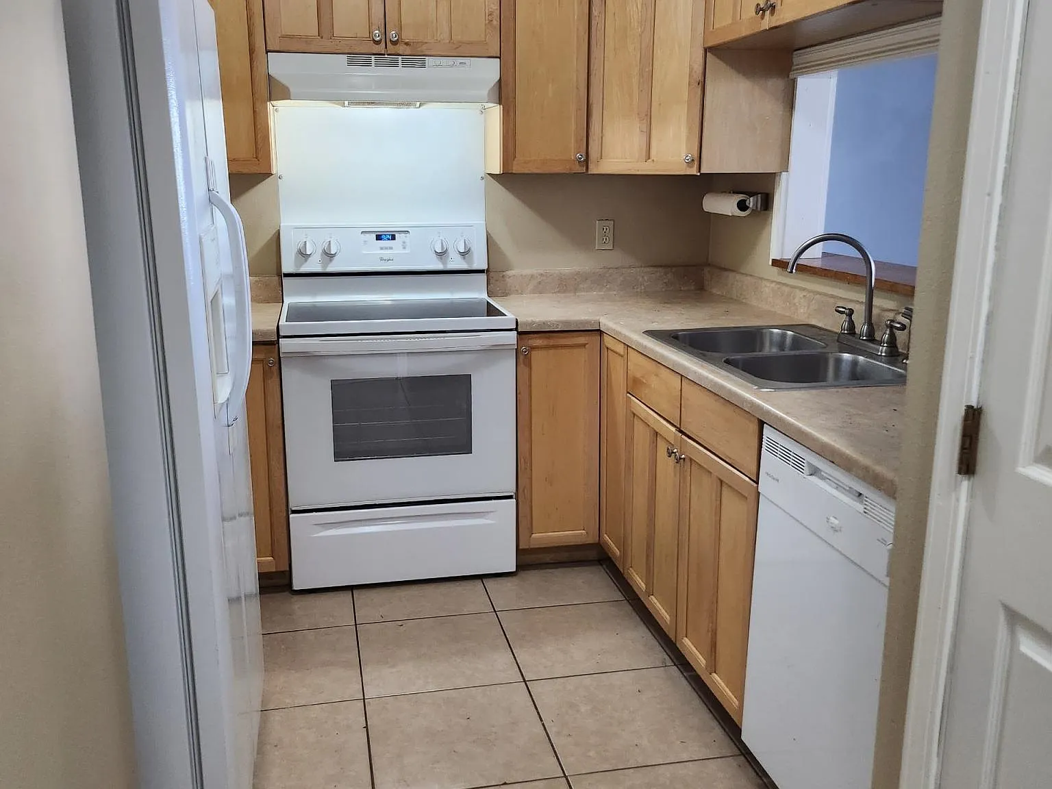 2 bed, 1.5 bath, 1100 sqft, $1,300 — Photo 2