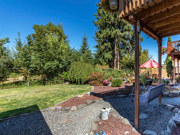 2nd image of 323 Maple Dr N #323