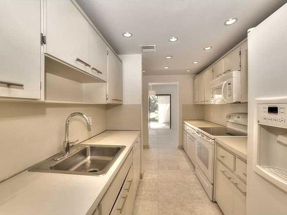 5th image of 3010 Lakewood Ln