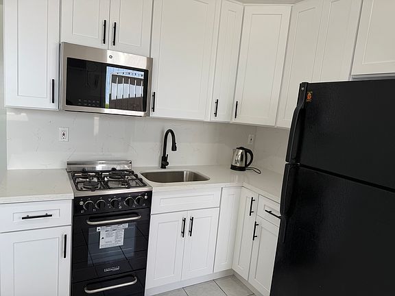 5th image of 20660 Clarendon St