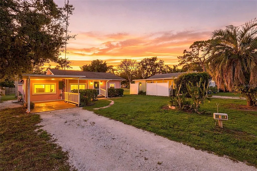 3 bed, 2.0 bath, 912 sqft, $1,900 — Photo 1