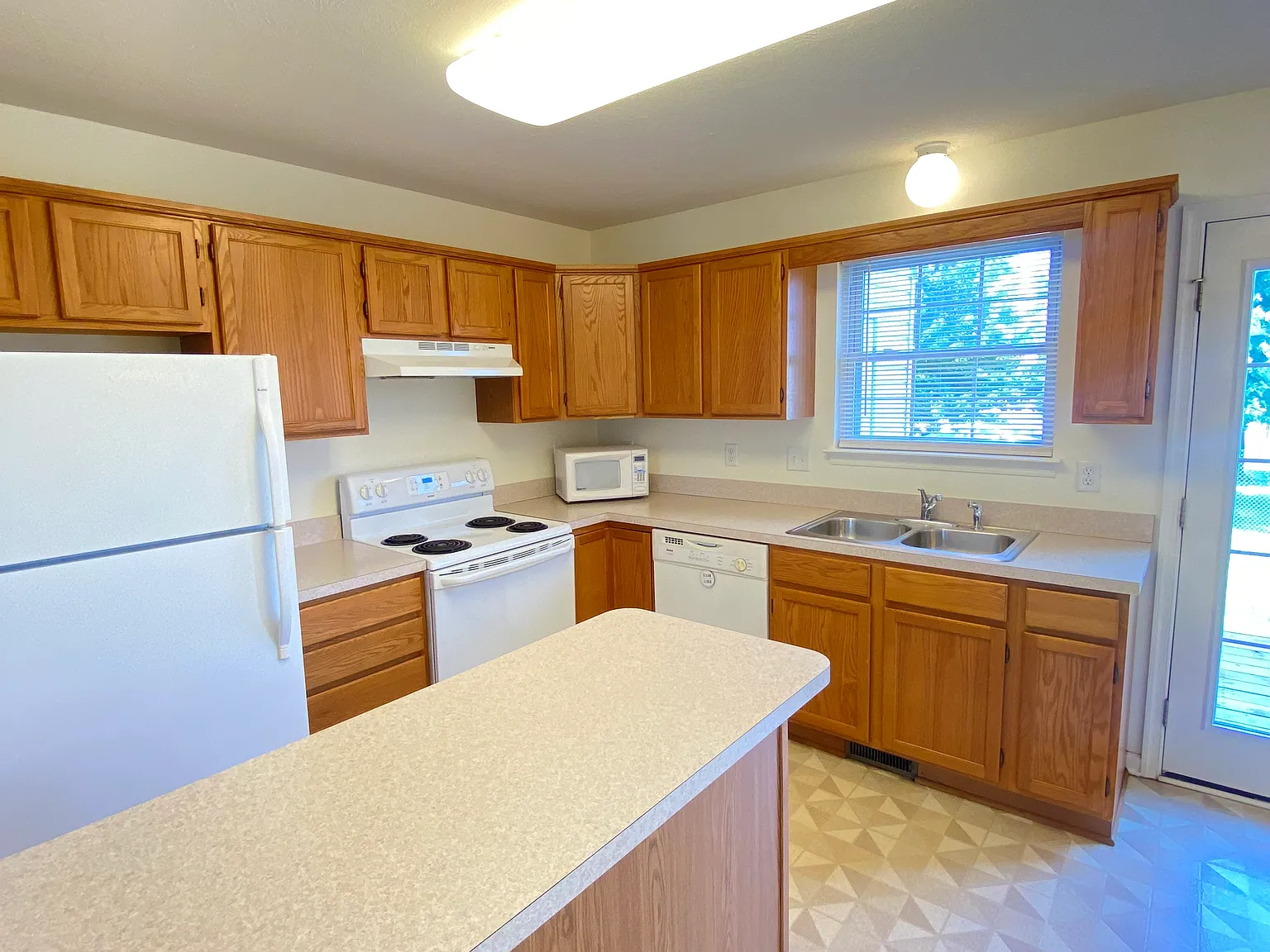 3 bed, 1.5 bath, 1254 sqft, $1,890 — Photo 2