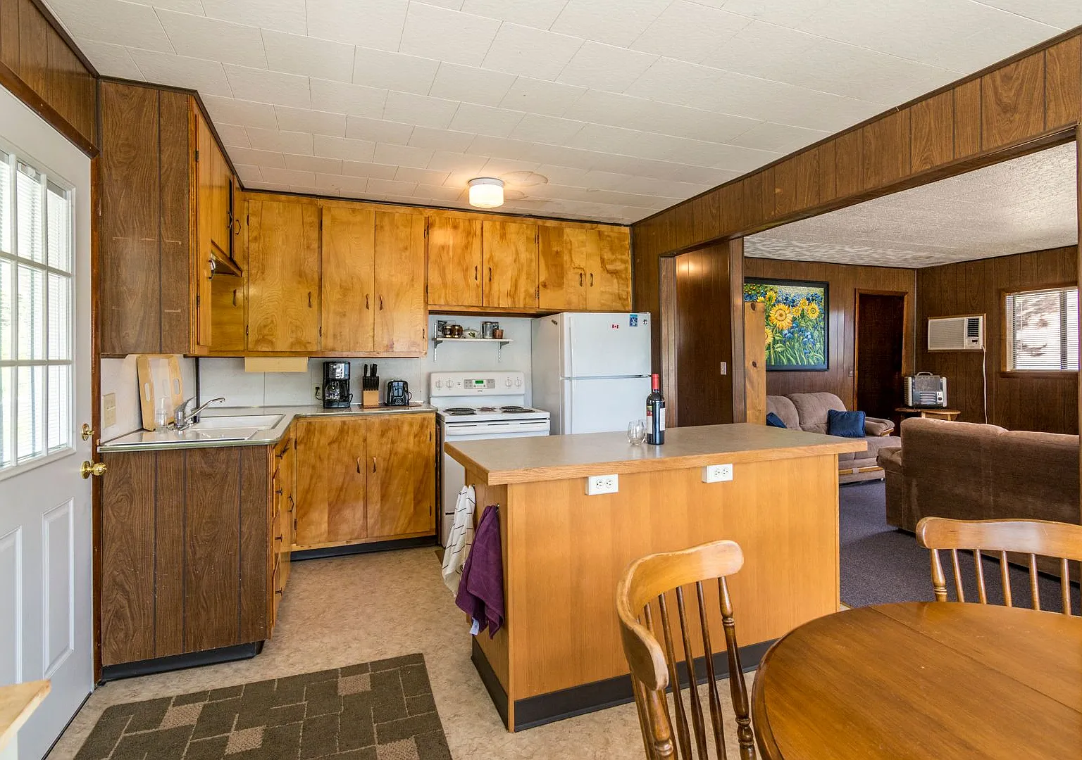 Cabin on the Lake!! Fully furnished 5-bedroom home on Sacheen Lake. — Photo 2