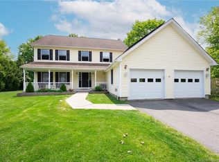 31 Fawn Meadow Dr, Naugatuck, CT 06770