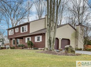 8 Thatchwood Ct, North Brunswick, NJ 08902