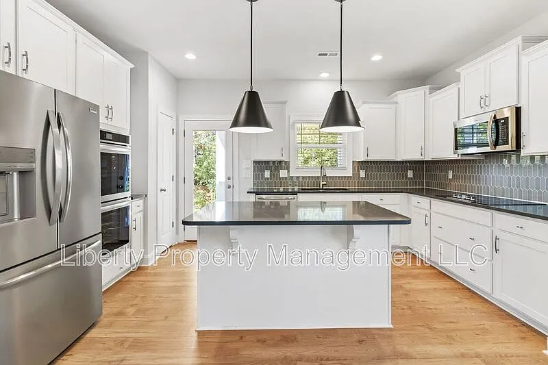 4 bed, 2.5 bath, 1982 sqft, $2,200 — Photo 4