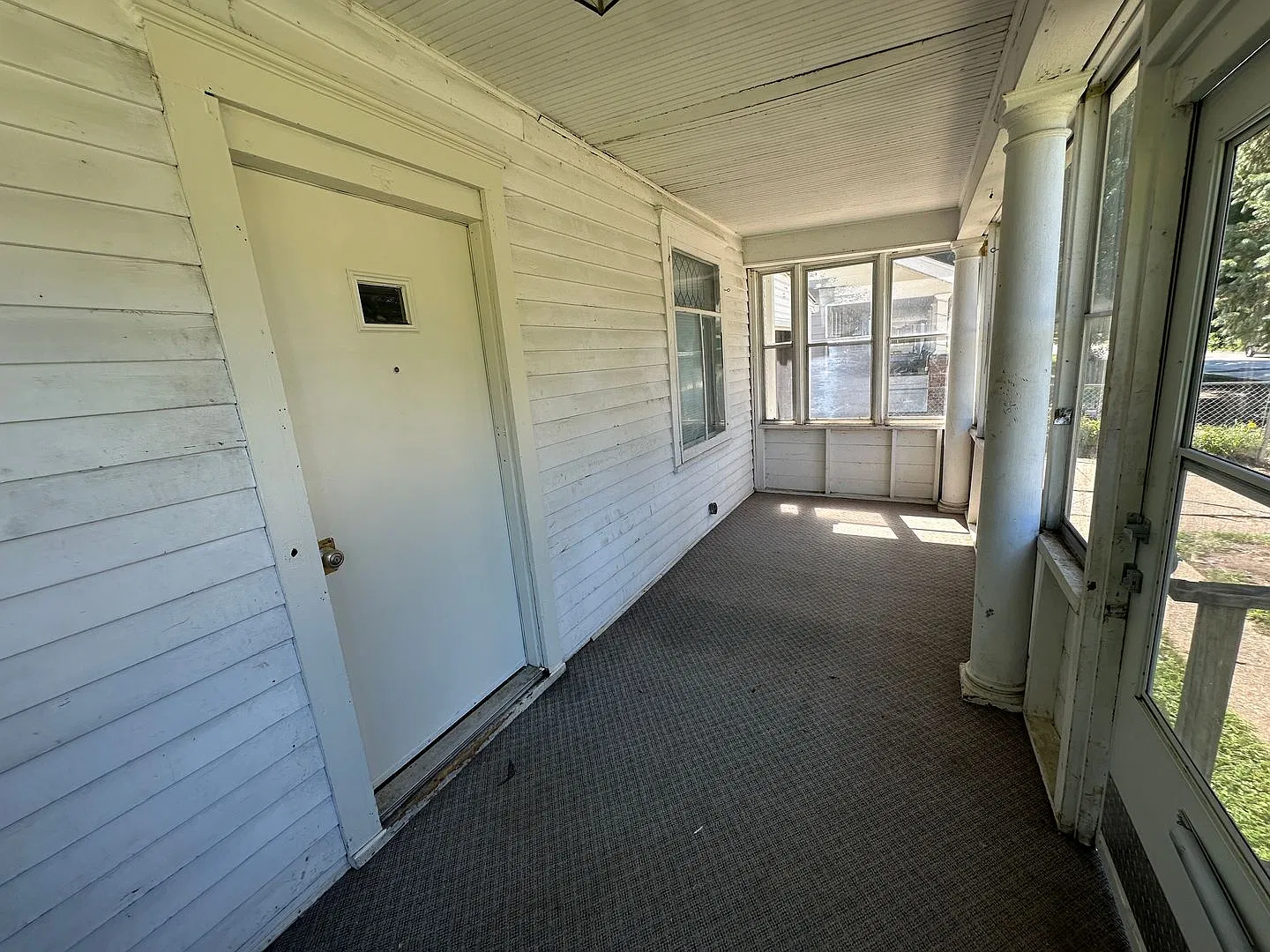 $1250 - 2 Bed 1 Bath Home — Photo 2