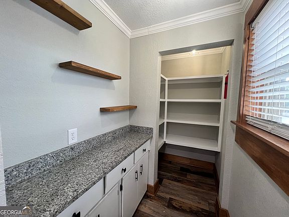 3rd image of 343 W Morrison St