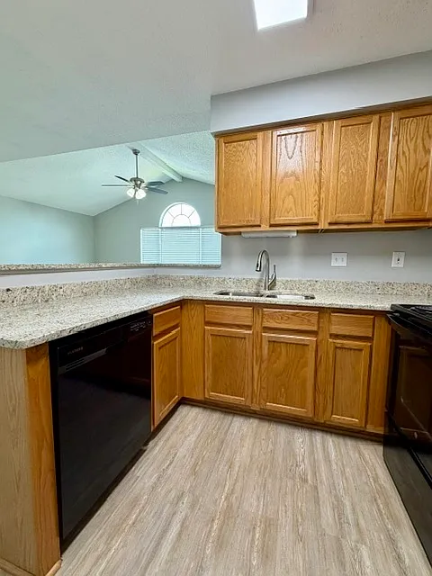2 bed, 1055 sqft, $1,295 — Photo 3