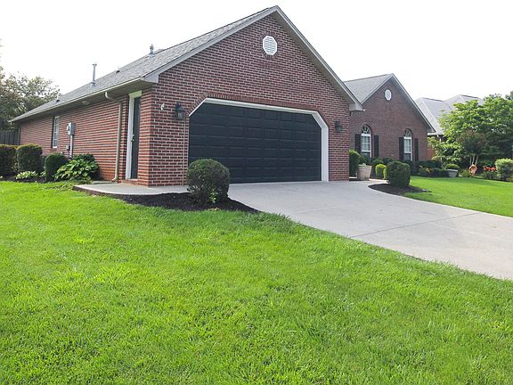 3rd image of 1402 Newbury Ln