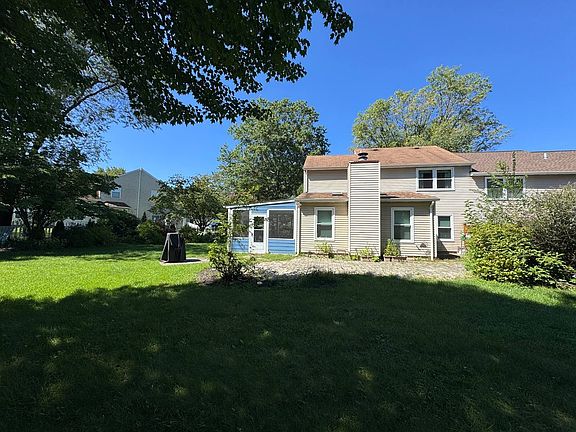 2nd image of 15 Tree Bark Ln