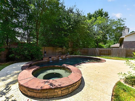 5th image of 102 N Queenscliff Cir