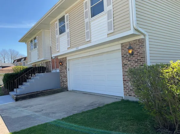 1315 W New Britton Dr, Hoffman Estates, IL 60192