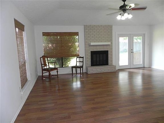 2nd image of 804 N Pearl Dr