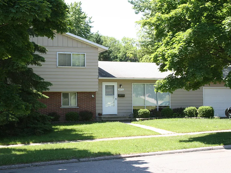 903 W Maple St — Photo 1
