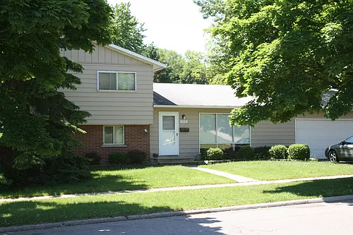 903 W Maple St Photo 1