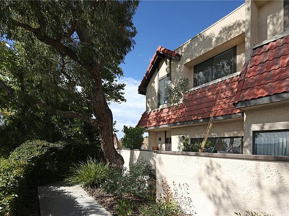 2nd image of 27607 Nugget Dr APT 1