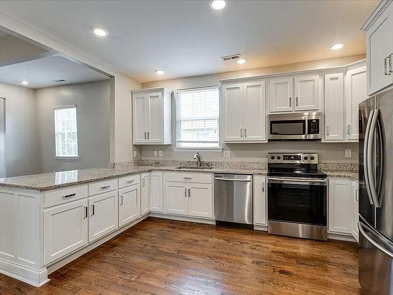 2425 Chamberlain Ave — Photo 9