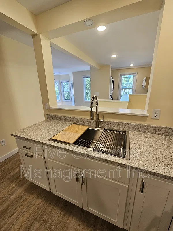 3 bed, 1.0 bath, 1000 sqft, $3,000 — Photo 3