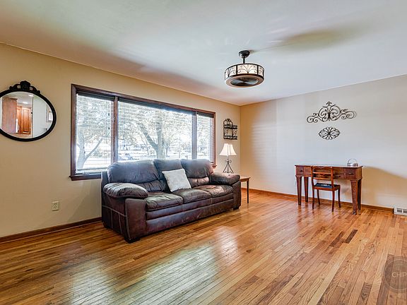 4th image of 210 Oak St
