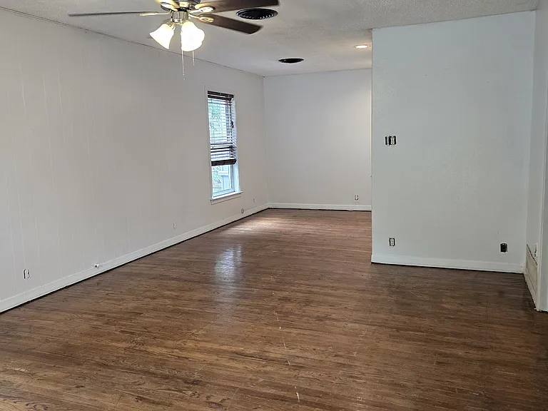 1620 Oakwood St — Photo 2