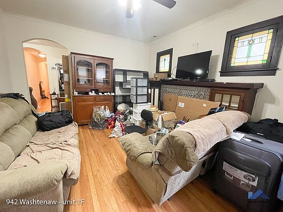 3rd image of 942 N Washtenaw Ave #1F