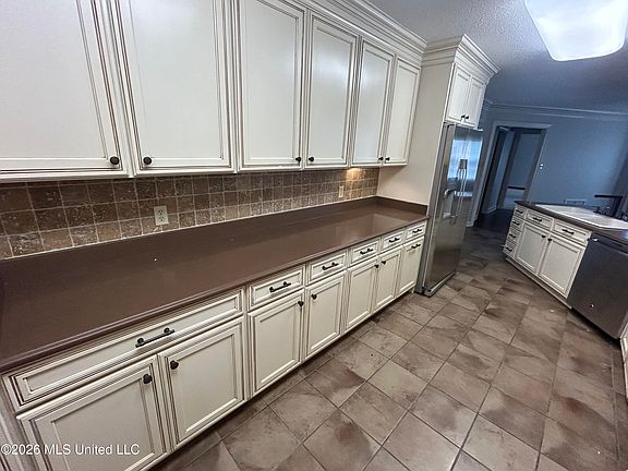 5th image of 628 Aubrey Cir S