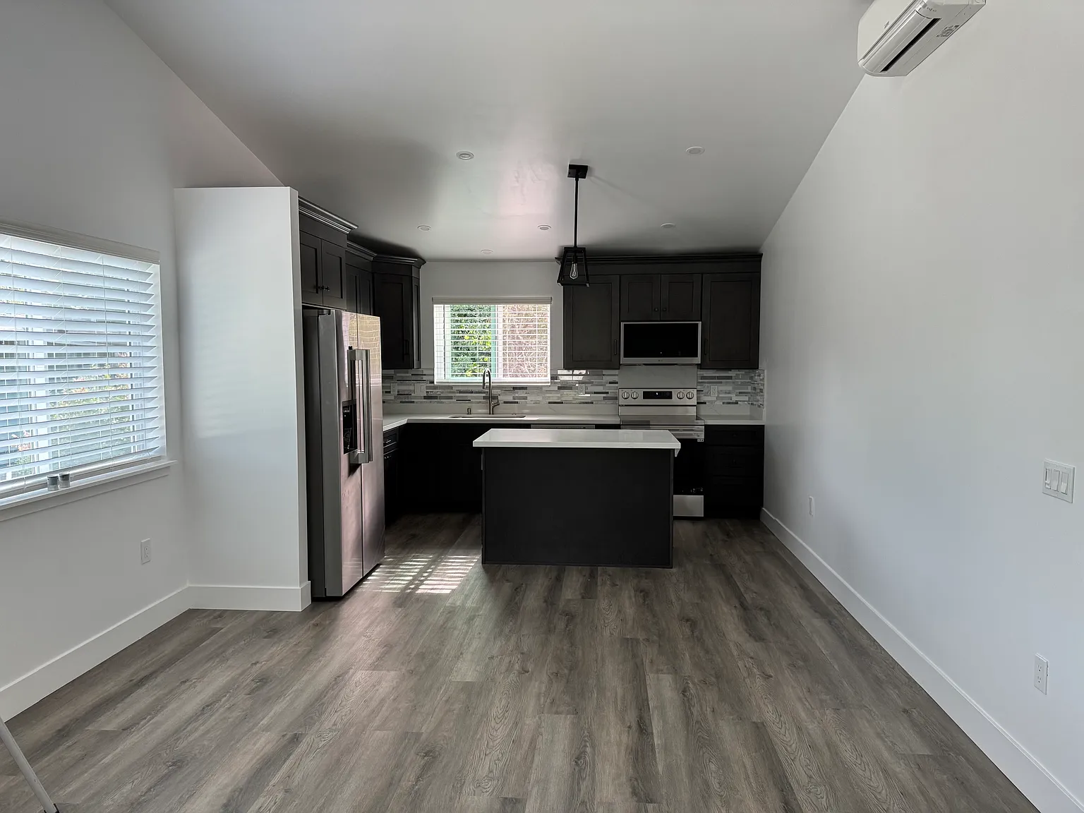 2 bed, 900 sqft, $2,700 — Photo 2