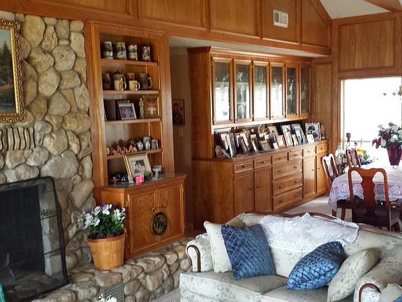 Nice Ambiance. Cozy yet elegant. Open living and dining room/Cathedral ceiling.