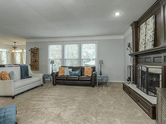 4th image of 12838 Barton St
