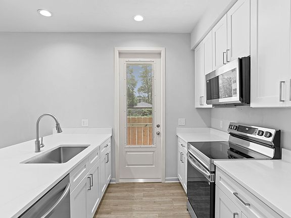 4th image of 394 SW 7th Pl