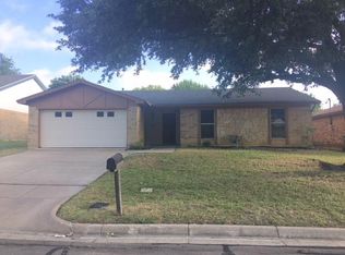 931 W Embercrest Dr, Arlington, TX 76017