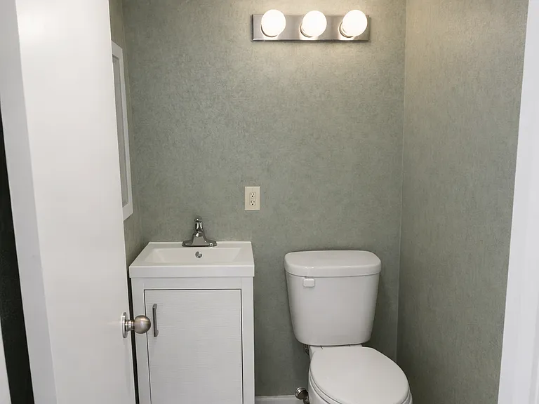 255 Washington Dr — Photo 6
